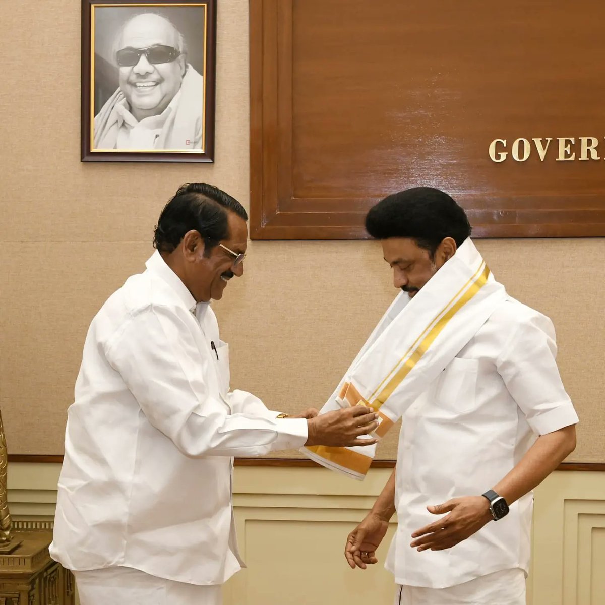 தமிழ்நாடு சேமிப்பு கிடங்கின் தலைவராக தேர்வு செய்யப்பட்டதை யொட்டி மாண்புமிகு தமிழக முதல்வர் அவர்களை தலைமை செயலகத்தில் நேரில் சந்தித்து வாழ்த்து பெற்றேன், இந்நிகழ்வு மாண்புமிகு உணவு பாதுகாப்புத் துறை அமைச்சர் திரு. சக்ரபாணி அவர்கள் உடனிருந்தார்...!

#DMK #mkstalingovt #ranganathan