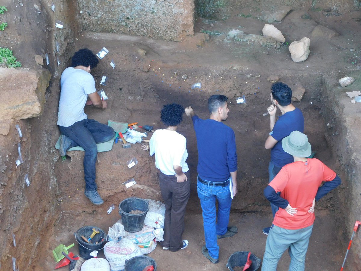 OthmanEchcherif's tweet photo. |October 2022|- Excavating at Contrebandiers cave (Central Morocco / Atlantic coast). A very interesting Aterian level! https://t.co/K0R6Xhp2vt