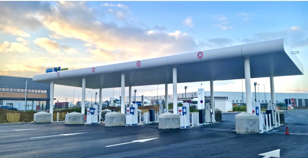 La nouvelle station multi-énergies de la Sem du <a href="/sigeif75/">Sigeif</a> est en service à #Réau. 
Co-construit avec <a href="/epasenart/">Epa Sénart</a> et <a href="/ENGIEsolutions/">ENGIE Solutions</a>, ce nouvel équipement vertueux, unique, distribue à la fois du #gaz liquide #GNL et comprimé #GNC, 100% bio issu des méthaniseurs locaux.