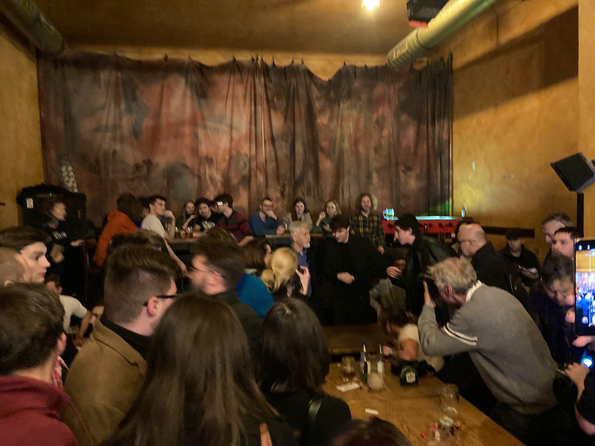 GavendaJaroslav's tweet photo. Kandidát na prezidenta Petr Pavel je v pražské hospodě a láká mladé voliče. Hraje šipky nebo čepoval pivo.  @SeznamZpravy https://t.co/qU7sKHAH7f