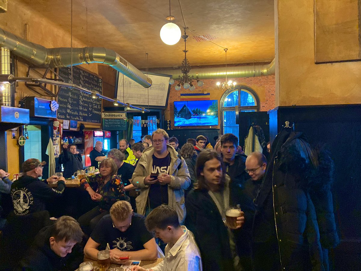 GavendaJaroslav's tweet photo. Kandidát na prezidenta Petr Pavel je v pražské hospodě a láká mladé voliče. Hraje šipky nebo čepoval pivo.  @SeznamZpravy https://t.co/qU7sKHAH7f