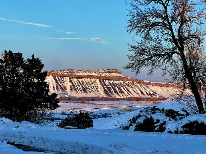 TownofRangelyCO's tweet photo. #Snow, #mesas and #sunset make for beautiful evenings in our quaint, small town! #RangelyColorado #Colorado #RangelySunset #ColorfulColorado #SmallTownUSA #DiscoverRangelyCO #ColoradoSunset https://t.co/6deMLt9dhe
