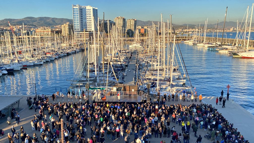 bdncom's tweet image. Centenars de persones ja esperen a primera línia del port l'arribada del Reis d'Orient! #Badalona #cavalcadabdn