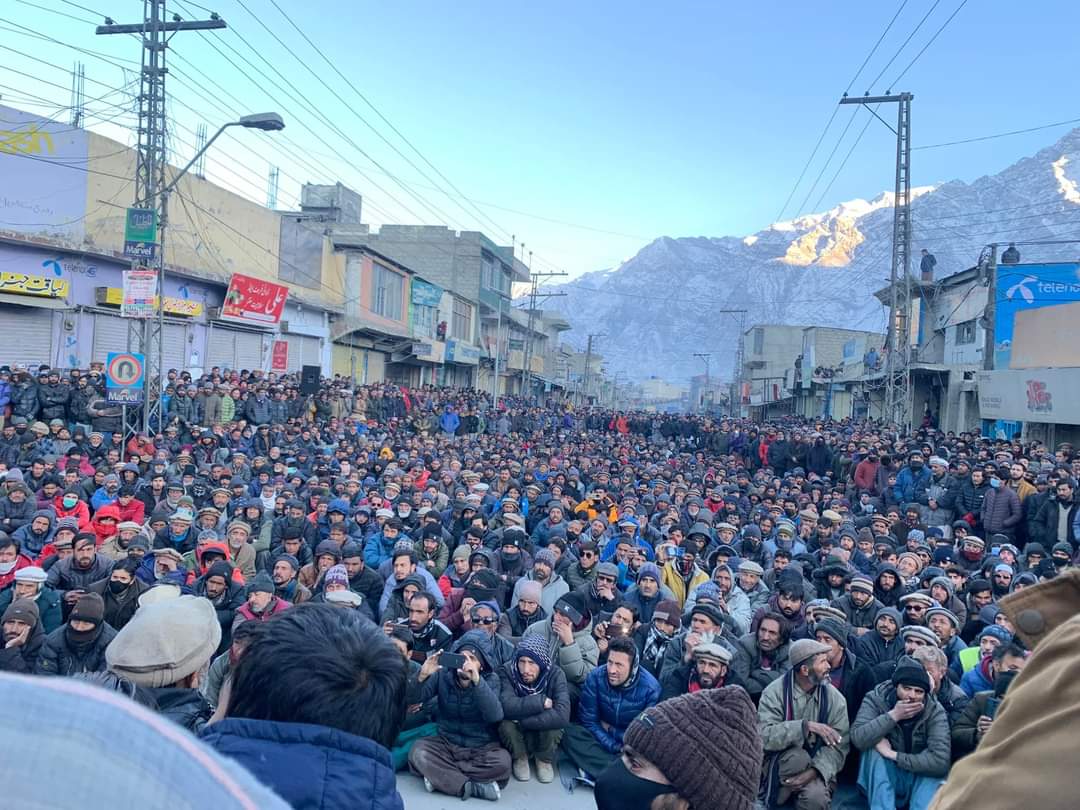 خون جما دینے والی سردی میں پچھلے نو روز سے دھرنا جاری مگر نوآبادیاتی بیوروکریسی و مقامی نام نہاد حکومت ٹس سے مس نہی۔

عوام دشمن ہر دستور 
نا منظور نا منظور  

<a href="/ProgressiveGil1/">Progressive Gilgit-Baltistan</a> <a href="/AzharComrade1/">Azhar Comrade</a> <a href="/atifthepoet/">Atif Tauqeer</a> <a href="/Razarumi/">Raza Ahmad Rumi</a> <a href="/BBCUrdu/">BBC News اردو</a> @nayadaurpk 

#GBstrike #protest #sitin #9thday #Skardu