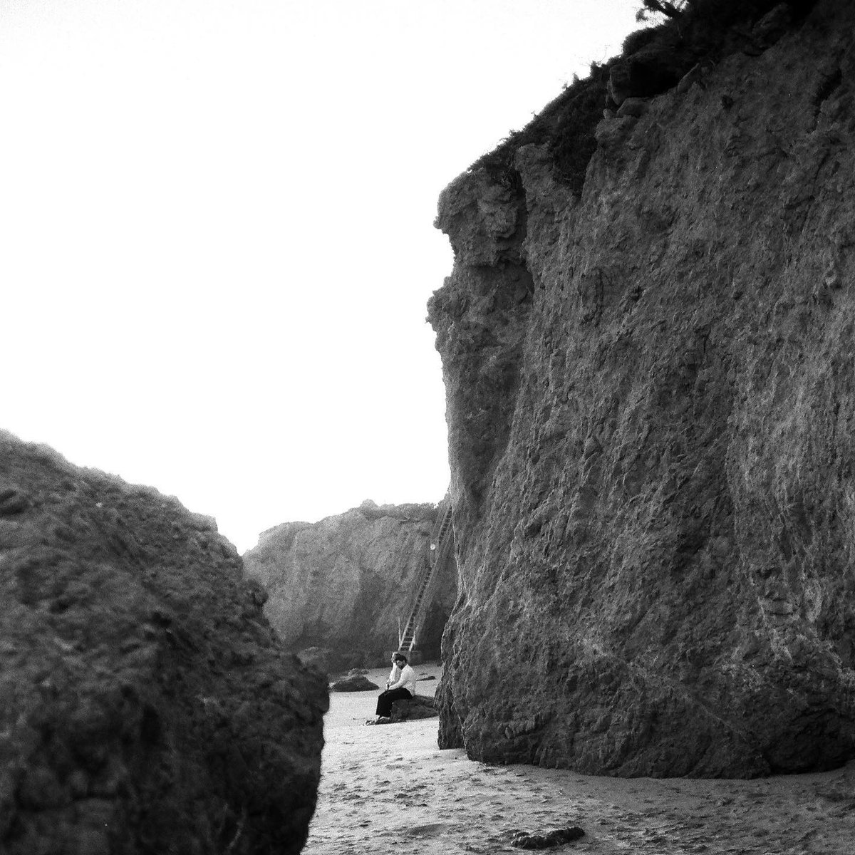 RichardPhotoLab's tweet photo. "Finding some new love for this little compact 35mm camera. #hexaraf... Definitely going to have this camera by my side more often to capture candid moments like this one."
--@levie_photography 
Shot on #ilfordfp4

#35mmLove https://t.co/8UjQd1ODcK