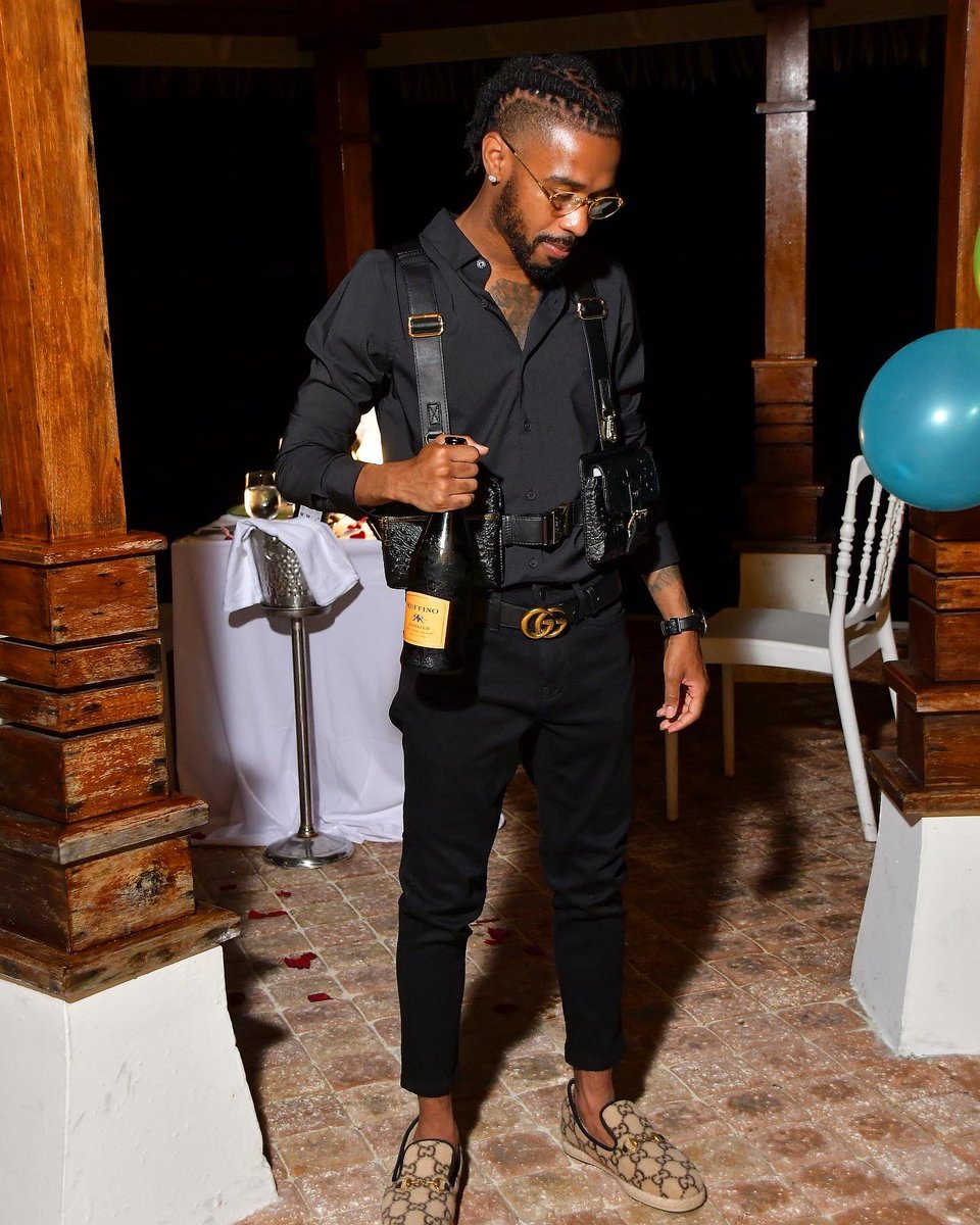 SuccessAHobby_'s tweet photo. New Year, same me.. I just got a lil better 🥂🥷🏽🖤 https://t.co/1VUbtnTam4