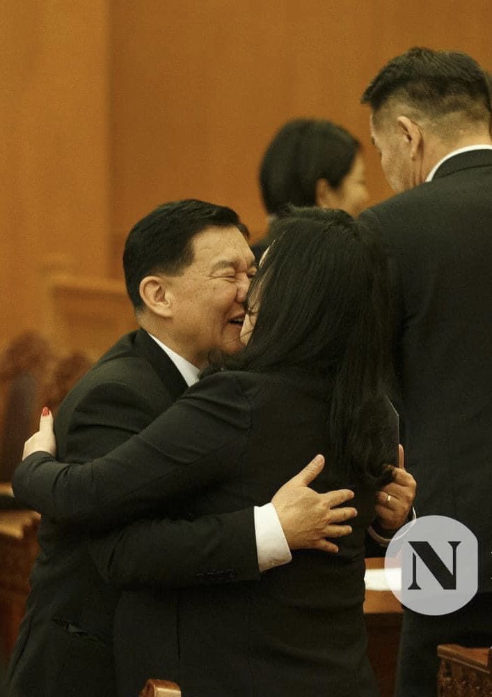 -Насныхаа хоолонд хүрчлээ шдээ, хайр аа.
-Тийм ээ, чи минь чадлаа!