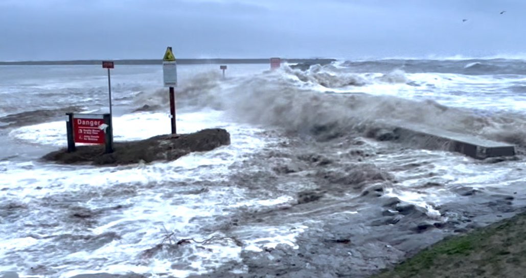 goofyfooter's tweet photo. Waves over the Mavericks Jetty Wall FULL VIDEO : https://t.co/LKsDii0X6e  #bombcyclone #halfmoonbay #mavericks #stormsurf #flooding #majorflooding #california #storm #rain https://t.co/B5rIuhGnt2