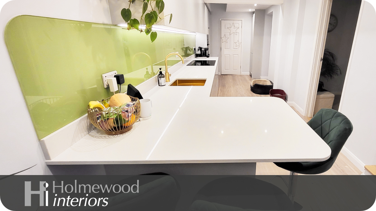 HolmewoodInt's tweet image. This modern kitchen involved the redesign of 3 small rooms, turning them into a light and airy modern family kitchen and dining room.

#HolmewoodInteriors #QuartzWorktops #HandlelessKitchen #BreakfastBar #KitchenDesign #KitchenInspiration #InteriorDesign #LuxuryInteriors #Horsham