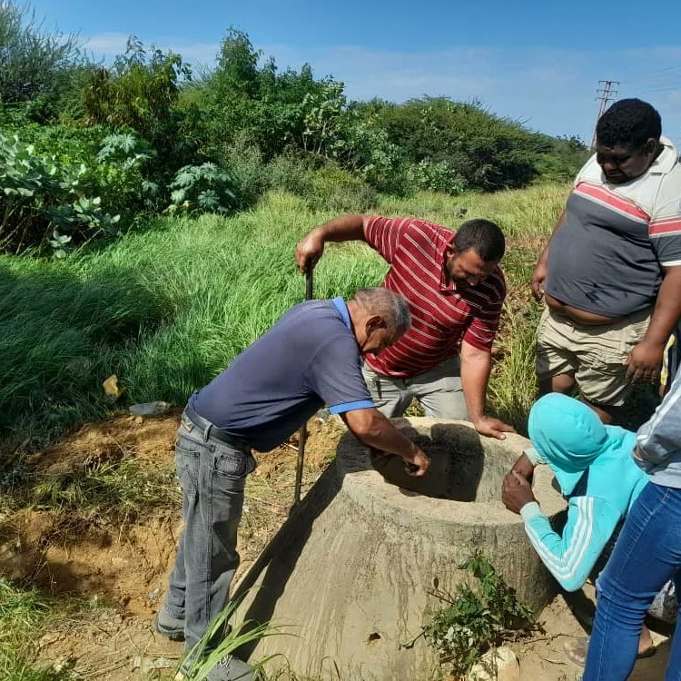 HIDROFALCON's tweet photo. #05Ene | Dando respuesta a los habitantes de la Urb. Francisco de Miranda de Coro el #EquipoDeAzul realiza reparación de válvula para optimizar el servicio hídrico a la comunidad y dar respuesta a más de 70 familias.
@NicolasMaduro
@minaguasoficial
@RMarcoTorres
@andresmmigente https://t.co/ATIeWT6GcX
