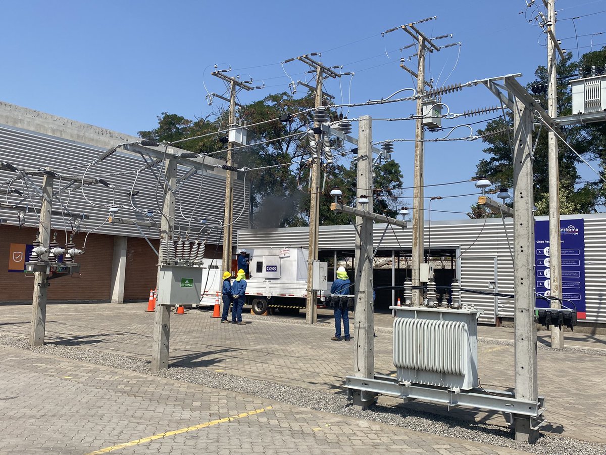 EnergiaOhiggins's tweet photo. ⚡️#OHiggins➡️Seremi @claudio2m y director @SEC_cl visitan dependencias de @CGE_Energia donde se presentó la implementación de nuevas brigadas propias y patio de entrenamiento para linieros. Además se acuerda coordinación en temas de nuevo empalme para edificios públicos y pymes https://t.co/jovBTSwiPZ