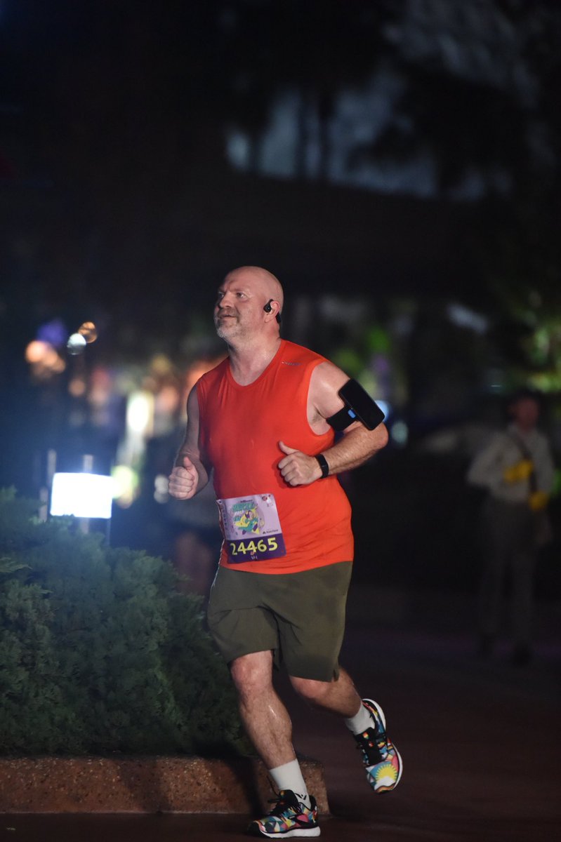 BazTastic77's tweet image. action shot! #wdw5k #runDisney