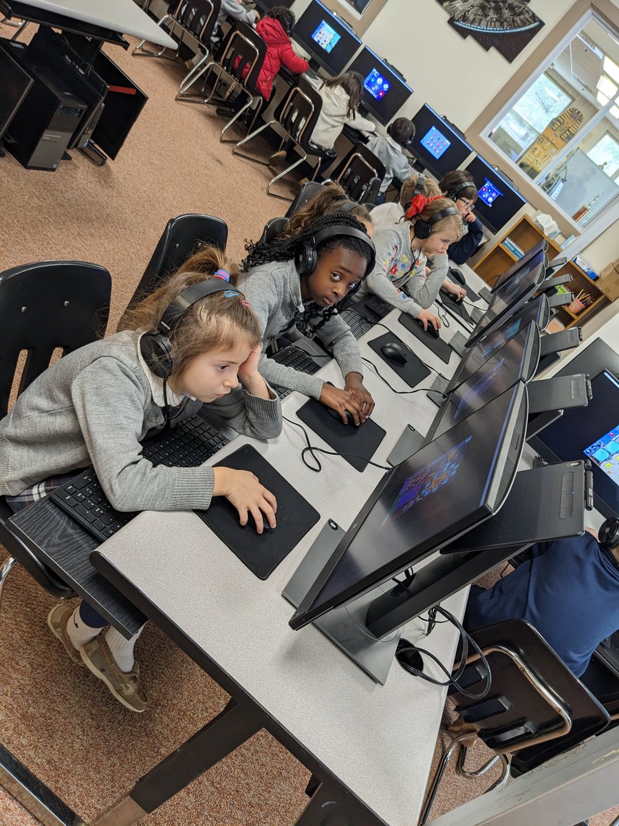 SPOComputerLab's tweet photo. First graders @StPetersOlney working on their language arts skills during computer class. @ADWCathSchools #SPSRocks https://t.co/vNdGBvO9Db