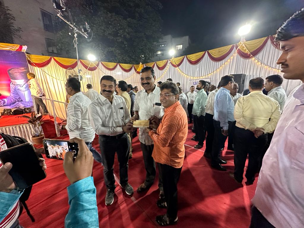 girishkofficial's tweet photo. दैनिक प्रभातची 92 वर्षांच्या देदीप्यमान वाटचाल खरोखरच कौतुकास्पद आहे. नुकताच या वृत्तपत्राचा वर्धापनदिन पार पडला. या वर्धापनदिनी आयोजित स्नेहमेळ्यात हजेरी लावली आणि पुढील वाटचालीसाठी शुभेच्छा दिल्या.
#Digitalprabhat #प्रभातन्यूज #पुणेप्रभात https://t.co/P6QMGsjcnF