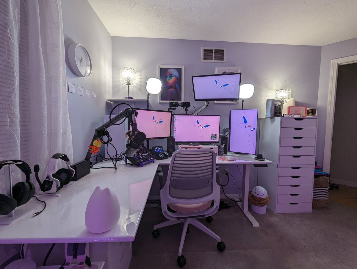 herokerrey's tweet photo. We installed a standing desk over the break :)

Better cable management (ignore those cables LOL haven't mounted them yet and I'm lazy) but the loooove the glossy top! https://t.co/gULa6ik6On