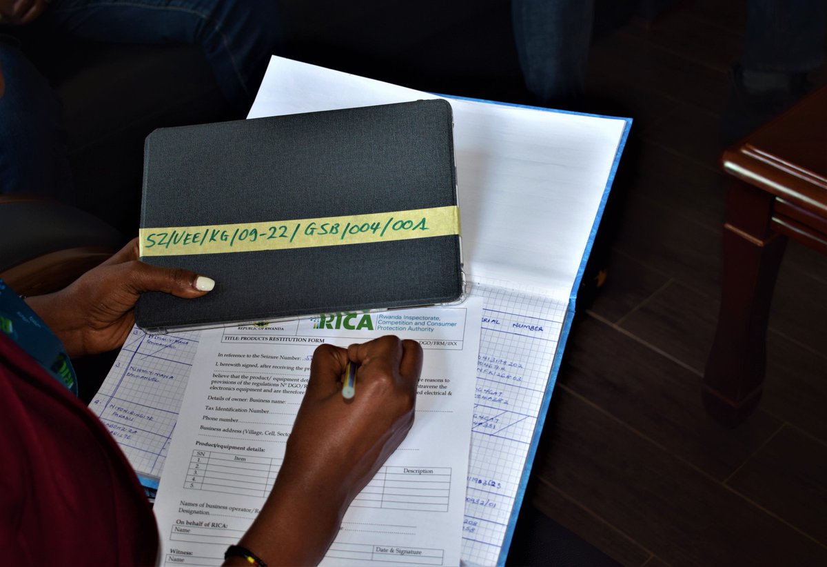 InspectorateRw's tweet photo. Uyu munsi ku cyicaro cya RICA habereye igikorwa cyo gushyikiriza abantu 3 ibikoresho by’ikoranabuhanga byakoreshejwe byari byafatiriwe mu bugenzuzi bukorwa hirya no hino mu gihugu harebwa niba ababicuruza bafite ibyangombwa.
Aba babisubijwe nyuma yo kugaragaza inkomoko yabyo. https://t.co/oIME9KywbZ