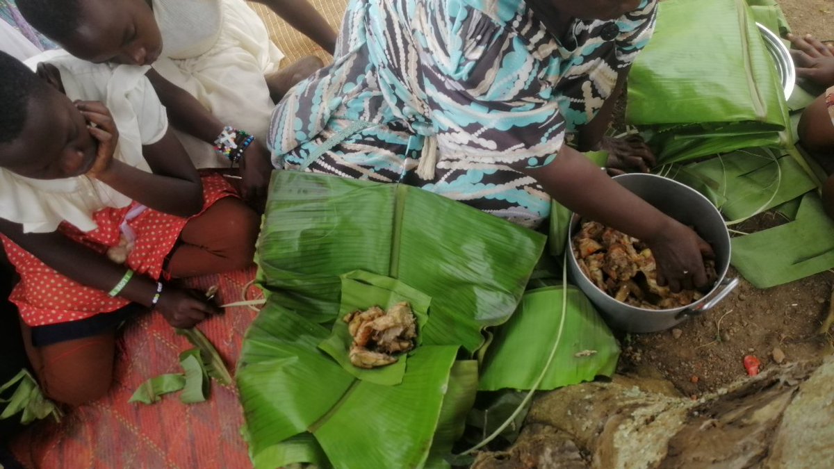 giftedhandsCBO's tweet photo. Day 3 session 1 and 2 were about learning the cultural way cooking a traditional meal called luwombo and steamed bananas(matooke) wrapped in banana fibres, making paper bowls and theory about making cakes. #skills4life #Scoutboys #scouting #skilling https://t.co/CViZxOe3OP