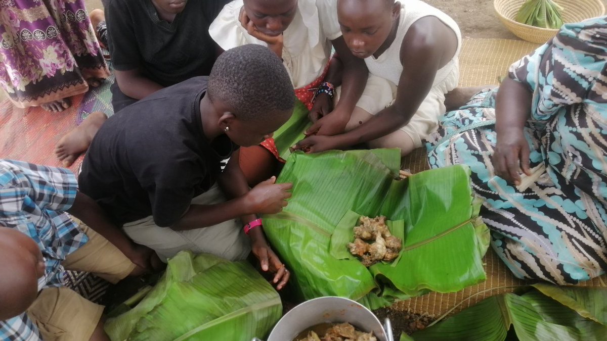 giftedhandsCBO's tweet photo. Day 3 session 1 and 2 were about learning the cultural way cooking a traditional meal called luwombo and steamed bananas(matooke) wrapped in banana fibres, making paper bowls and theory about making cakes. #skills4life #Scoutboys #scouting #skilling https://t.co/CViZxOe3OP