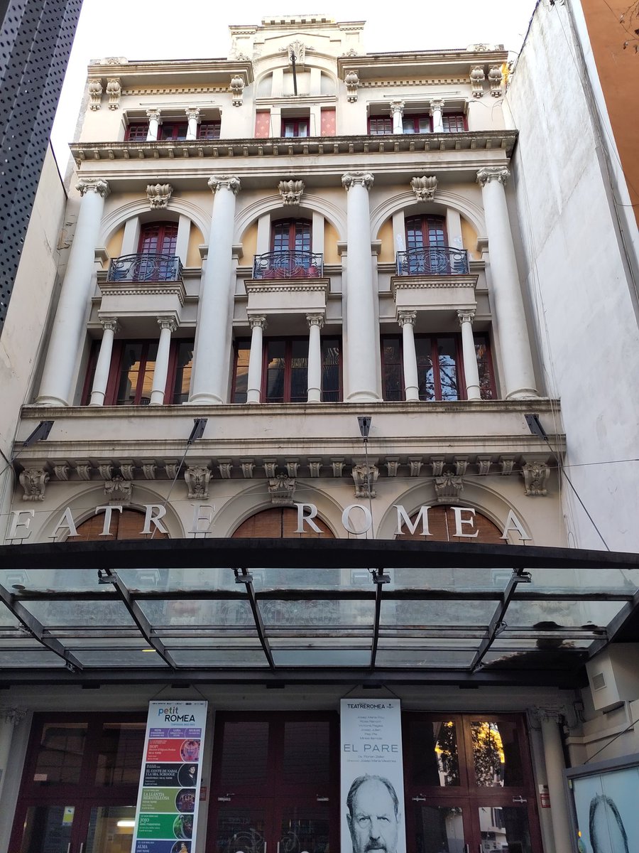 marticres's tweet photo. He vist bombones de butà en un balcó del Teatre Romea i m'he preguntat: calla, no deu ser que hi ha pisos a sobre? #sorpreses #Hospital51 https://t.co/L5C5831dli
