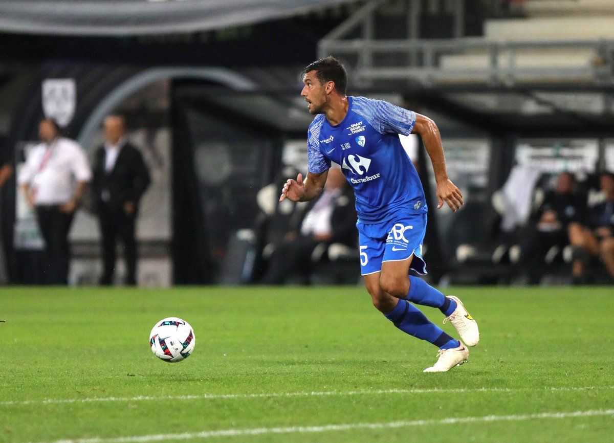 actusainte's tweet photo. 🔄 Le défenseur central Adrien #Monfray serait dans le viseur de l'#ASSE, affirme @MohamedTERParis.
Le trentenaire a été titularisé 14 fois cette saison avec Grenoble. https://t.co/IlMmvAcYH1