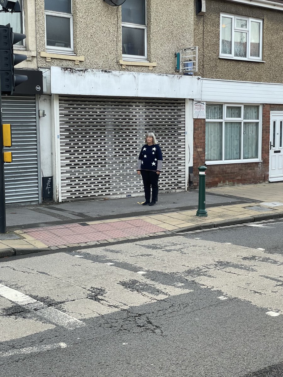 FayHoward67's tweet photo. Great to see this afternoon that things are no longer shut up, with lights in & preparations happening for the new pharmacy to open next week on Rodbourne Road. A valuable community resource #Pharmacy #Rodbourne https://t.co/ob5JmKvI66