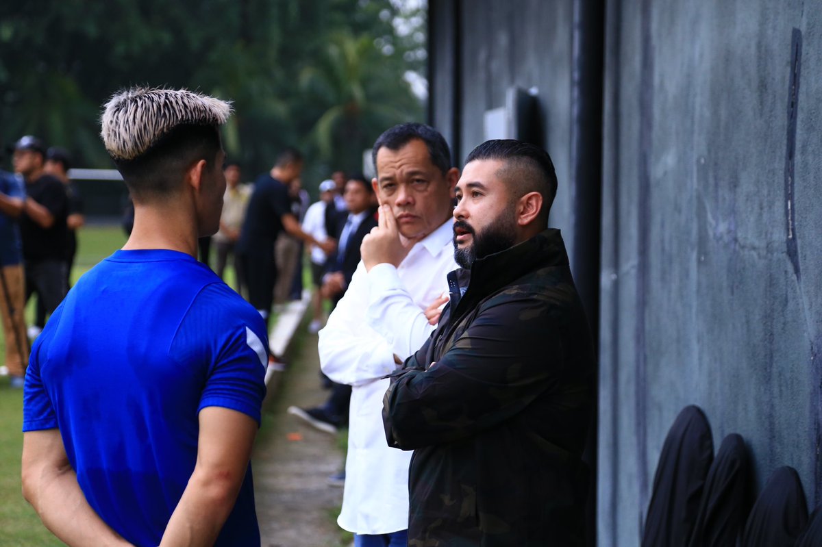 HRHJohorII's tweet photo. Setelah berbincang dengan Menteri KBS Hannah Yeoh berkenaan penyelenggaraan padang SNBJ yg akan bermula Mac ini, saya telah berjumpa dgn Presiden FAM untuk berkongsi 'update' &amp; menawarkan Stadium Sultan Ibrahim untuk digunakan Harimau Malaya sementara menunggu padang SNBJ siap. https://t.co/DNAUutECEN