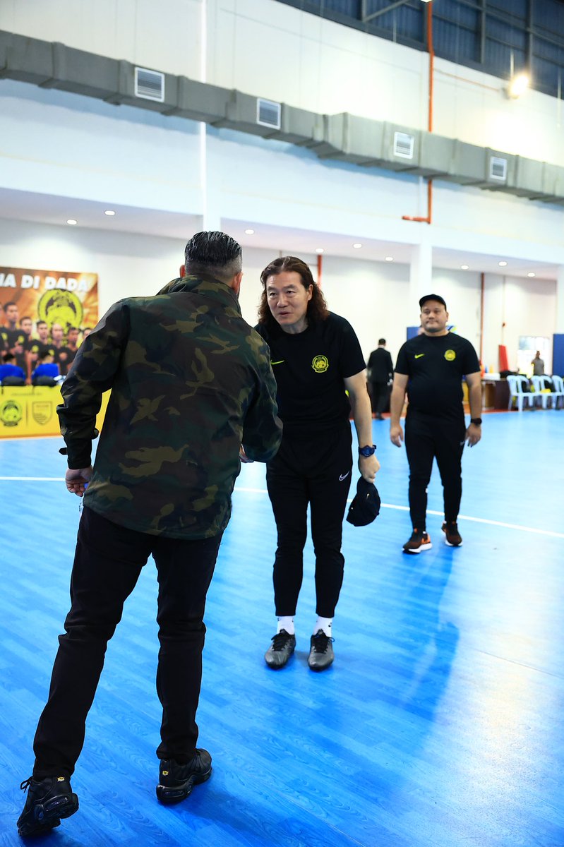 HRHJohorII's tweet photo. Setelah berbincang dengan Menteri KBS Hannah Yeoh berkenaan penyelenggaraan padang SNBJ yg akan bermula Mac ini, saya telah berjumpa dgn Presiden FAM untuk berkongsi 'update' &amp; menawarkan Stadium Sultan Ibrahim untuk digunakan Harimau Malaya sementara menunggu padang SNBJ siap. https://t.co/DNAUutECEN