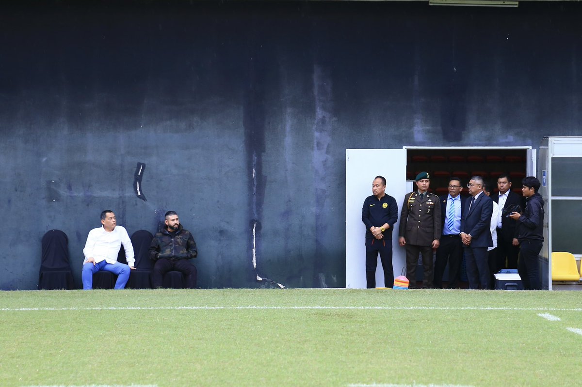 HRHJohorII's tweet photo. Setelah berbincang dengan Menteri KBS Hannah Yeoh berkenaan penyelenggaraan padang SNBJ yg akan bermula Mac ini, saya telah berjumpa dgn Presiden FAM untuk berkongsi 'update' &amp; menawarkan Stadium Sultan Ibrahim untuk digunakan Harimau Malaya sementara menunggu padang SNBJ siap. https://t.co/DNAUutECEN