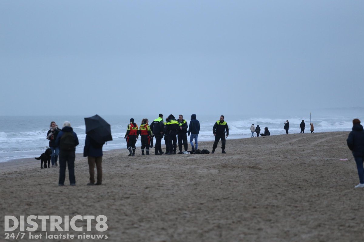 RedactieD8's tweet photo. Op de #Strandweg in #DenHaag zijn hulpdiensten groots uitgerukt na het vinden van kleding op het strand. De brandweer, politie en de KNRM zijn zowel op het land als water opzoek naar een eventueel slachtoffer. Een Search And Rescue helikopter is ook inmiddels ter plaatse. https://t.co/RdPLhiqNUK
