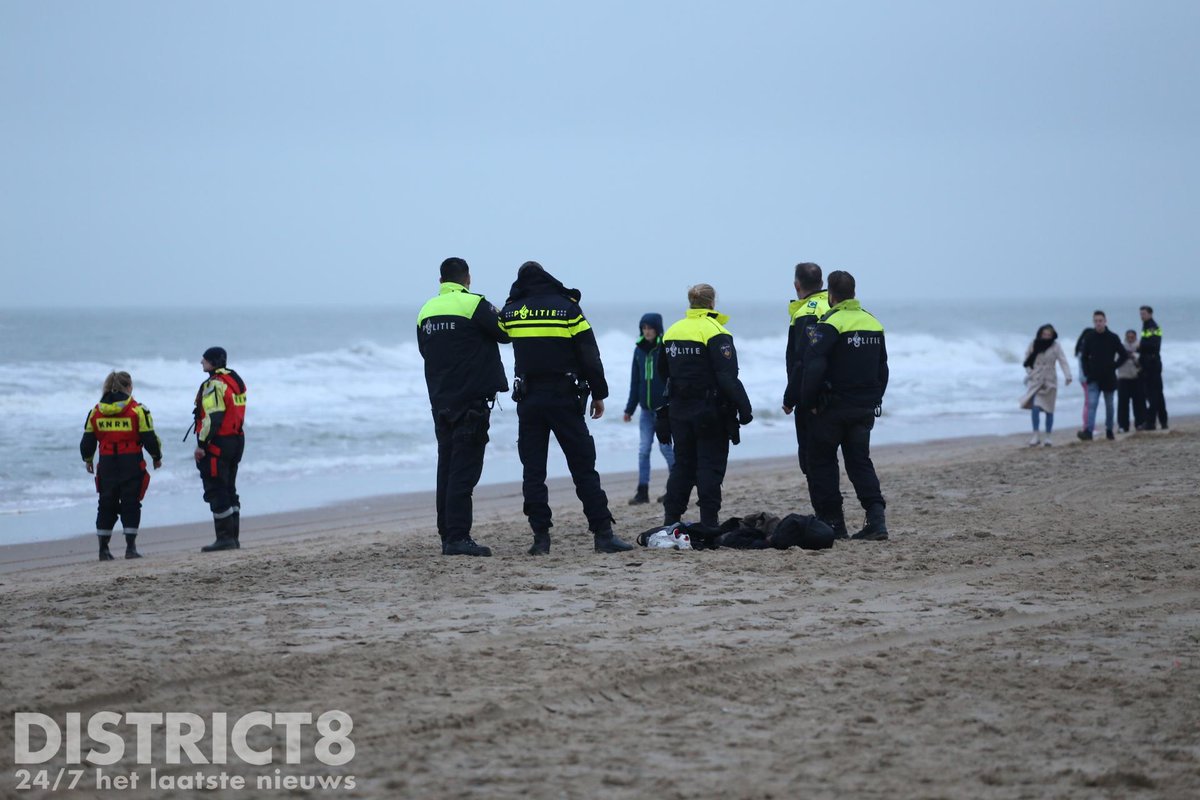 RedactieD8's tweet photo. Op de #Strandweg in #DenHaag zijn hulpdiensten groots uitgerukt na het vinden van kleding op het strand. De brandweer, politie en de KNRM zijn zowel op het land als water opzoek naar een eventueel slachtoffer. Een Search And Rescue helikopter is ook inmiddels ter plaatse. https://t.co/RdPLhiqNUK