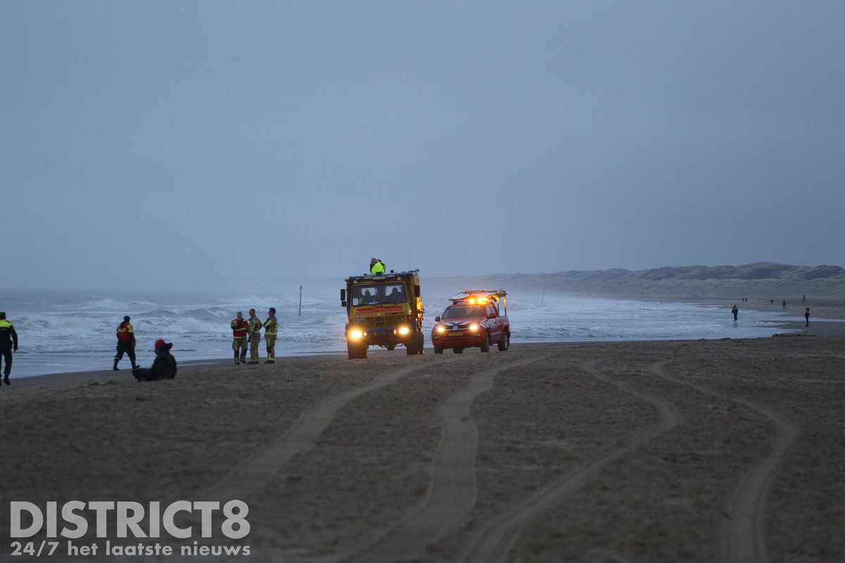 RedactieD8's tweet photo. Op de #Strandweg in #DenHaag zijn hulpdiensten groots uitgerukt na het vinden van kleding op het strand. De brandweer, politie en de KNRM zijn zowel op het land als water opzoek naar een eventueel slachtoffer. Een Search And Rescue helikopter is ook inmiddels ter plaatse. https://t.co/RdPLhiqNUK