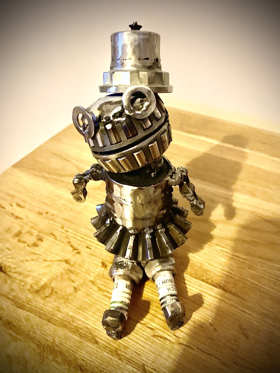 Cute little robot i made from scrpa metal.  #metalart #scrapmetalart #welding #artistsontwitter #ipaicemetalworkartist