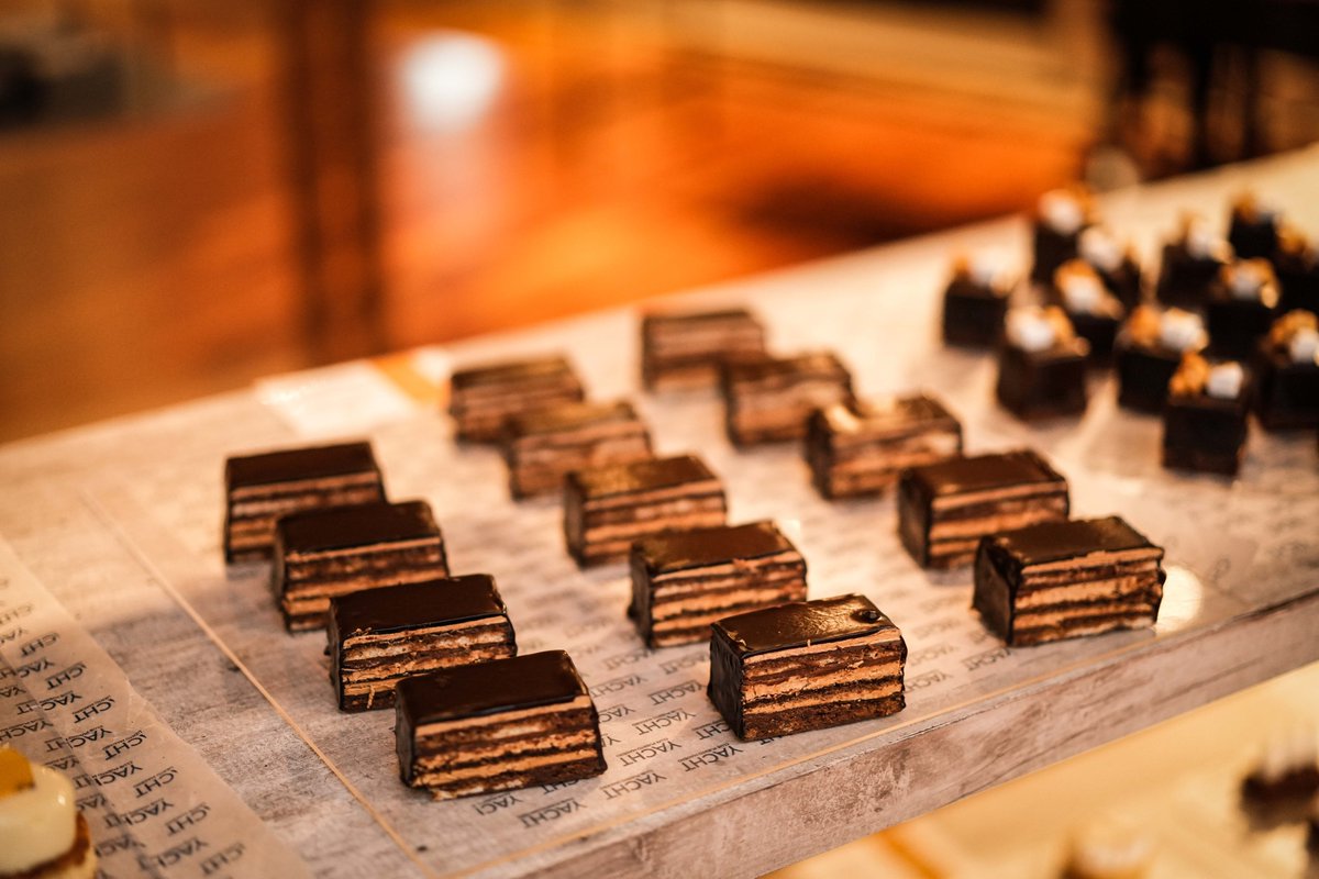 Yachtptomadero's tweet photo. Lingote de Opera 🍫

Las mini cakes de nuestra mesa dulce 🙌

Ph @estudiovnet

#Mesadulce #Minicakes #catering #Pasteleria
#patisserie #Postres #Dessert #dessertlover #Eventos #thesweettable #Yachtcelebrations #yachtclubpuertomadero https://t.co/jdjee9EXLd