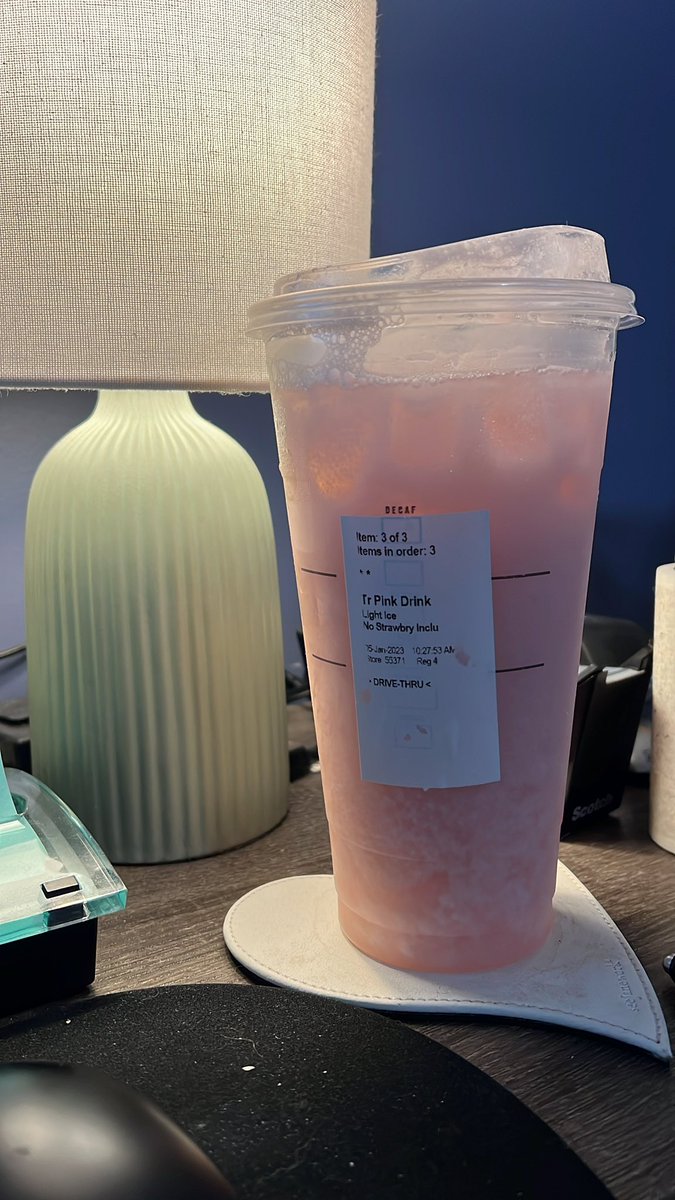 degumbutt's tweet photo. “Strawberry Lemonade Refresher, No strawberries, light ice”
(my lil brother was so kind to deliver it, so that’s why it’s here in my face and not corrected) https://t.co/hzxFrDadCn