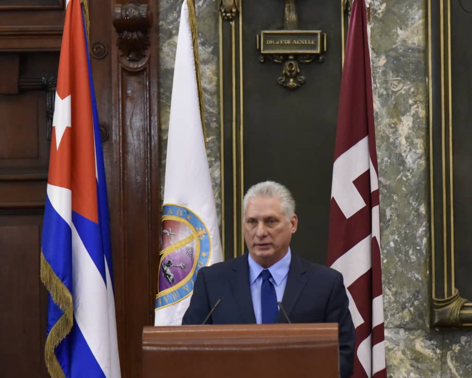 El presidente #cubano <a href="/DiazCanelB/">Miguel Díaz-Canel Bermúdez</a> felicitó a profesores y estudiante de la #UnivDeLaHabana en su 295 Aniversario. Les expresó confianza en sus aportes para perfeccionar la Revolución y el Socialismo y lograr la prosperidad que necesita y requiere el pueblo de #Cuba.