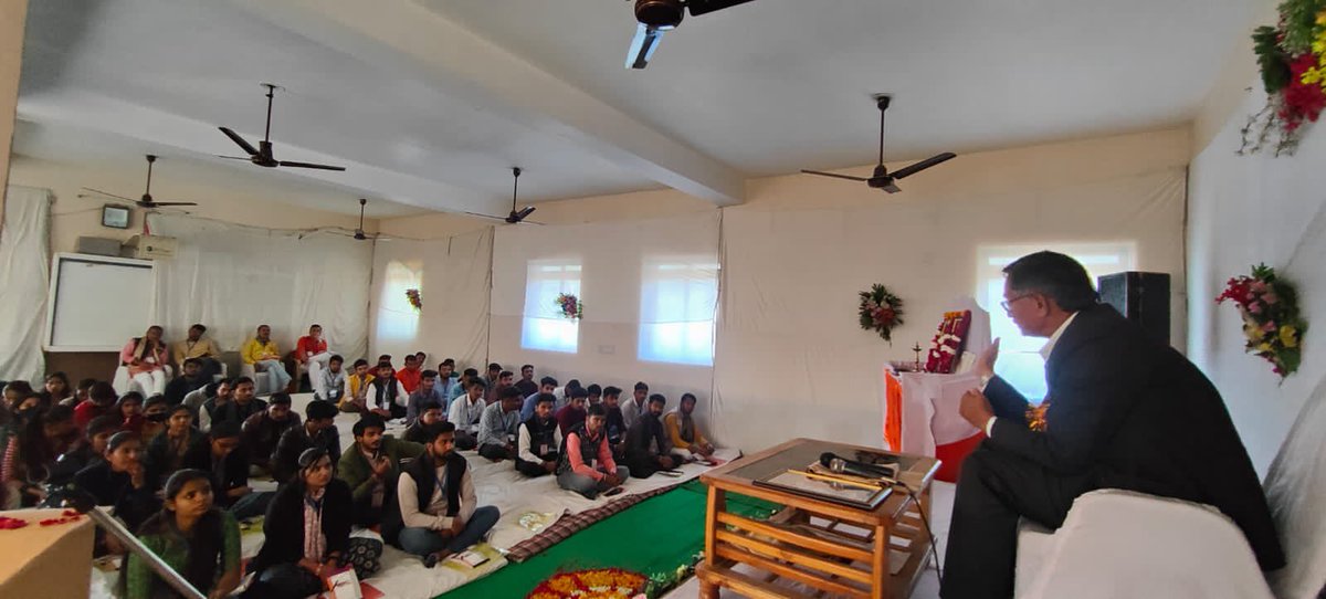 PuranShahpura's tweet photo. अखिल भारतीय विद्यार्थी परिषद सिरोही जिले का अभ्यास वर्ग शिव नगरी शिवगंज में आयोजित हुआ ।
 अभ्यास वर्ग में जिले की सात नगर इकाइयों से 84 कार्यकर्ताओं  ने भाग लिया ।
जिसमें जोधपुर प्रांत उपाध्यक्ष  श्री गजेंद्र दवे का प्रवास रहा । 

#ABVP4sirohi https://t.co/pBpFksU6Ly
