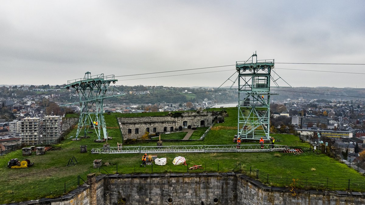 MndGroup's tweet photo. Téléphérique de la @VilledeHuy : héliportage sur le site du chantier. 🚠
Le matériel va servir à monter un blondin, un transport par câble dédié qui permettra de déplacer des matériaux pour la suite des opérations.
👉 https://t.co/62t0monWPj
#transportparcable #belgique #huy https://t.co/y4VNODevuX