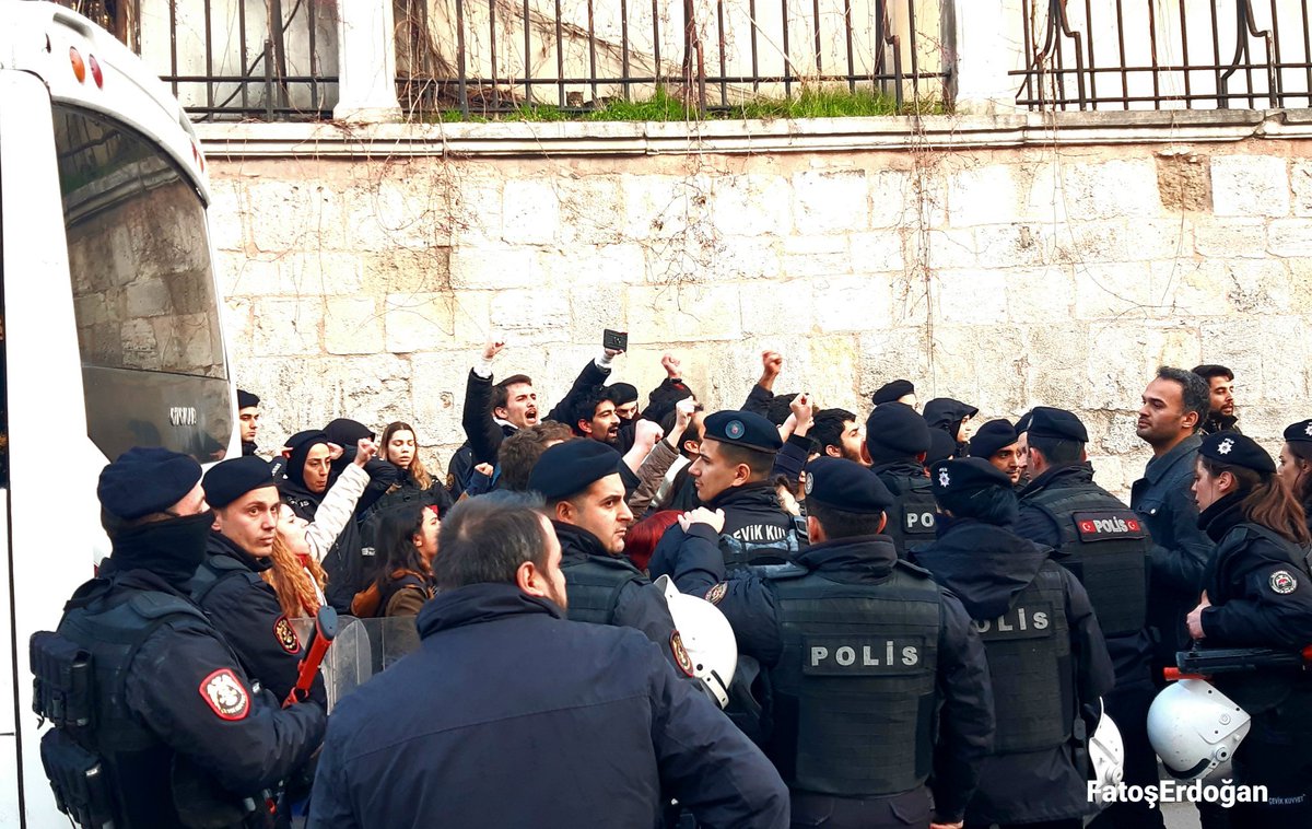 Üniversitelerde artan baskı, tehdit, faşist saldırı, soruşturma ve polis-ÖGB terörüne teslim olmayacağız. Bu faşist ablukayı gençliğin örgütlü mücadelesi ve birleşik direnişiyle dağıtacağız!

#AblukaDağıtılacak 
🎥<a href="/puleragema/">Fatoş Erdoğan</a>