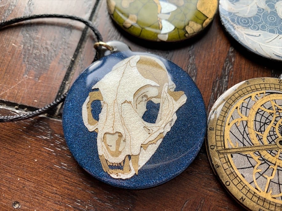BennettNorth's tweet photo. I have some pics of the gifts I made my gaming group this year out of resin and laser cut paper. They turned out really well! #glowforge https://t.co/QdzXwTDh4L https://t.co/1SBcK0Y7S9