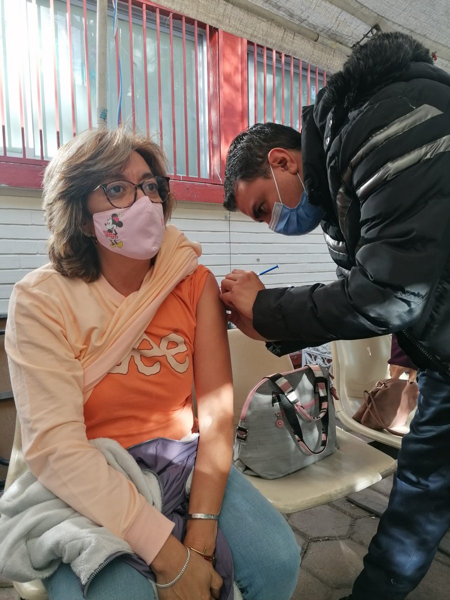 SSaludCdMx's tweet photo. 👩🏽👴🏽Si tienes 18 años o más y han pasado por lo menos 4 meses desde tu última dosis anti #COVID19, ya puedes recibir el refuerzo #Abdala. 💉

🏥Estamos este jueves y viernes de 8:30 a 15 horas. 
📍Ubica el Centro de Salud más cercano en https://t.co/WzuMUHRj7h https://t.co/vNx1dLo8Yh