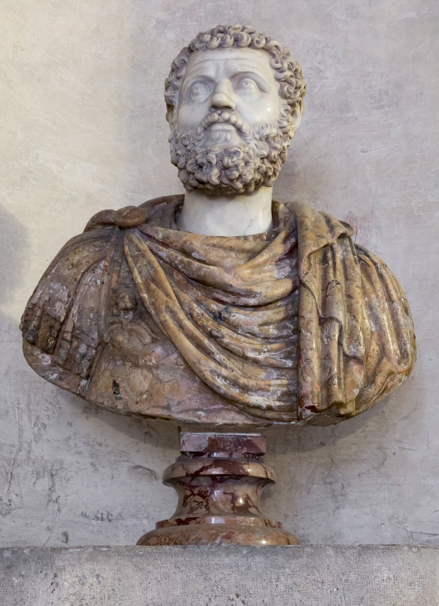 SenatoStampa's tweet photo. #VisitaVirtuale di #PalazzoGiustiniani. Per conoscere la storia dell'edificio e le opere d'arte che ne impreziosiscono gli ambienti👉https://t.co/J463SHSPTT 📷Statue e busti nello #ScalonedOnore. https://t.co/67wLhzFXGH