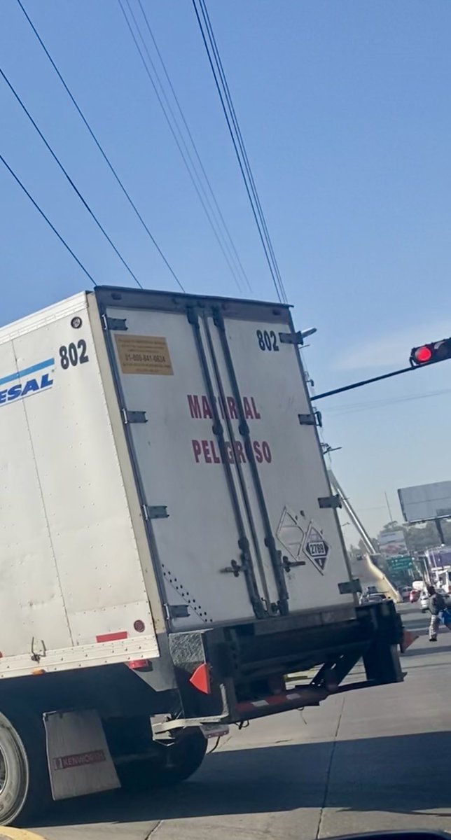 VigilemosJuntos's tweet photo. @dirtransitopue @laredcincoradio @TribunaVigila @Guidovazquez777 @SSC_Pue En una ciudad en donde no existe ley es fácil cometer este tipo de imprudencias siendo transporte que maneja material peligroso, vuelta prohibida y sentido contrario.Hasta cuando? @MTGobPue #Tresal https://t.co/NchJqSBhO5