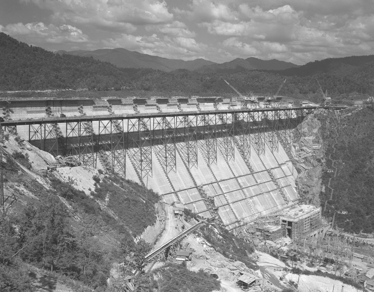 TVAnews's tweet photo. January 1, 1942, was a busy day in North Carolina as work began on Fontana Dam! Three years later, on January 20, 1945, the first power was generated at the highest dam east of the Mississippi River. Fontana Dam also makes a scenic stop for hikers on the Appalachian Trail! #TBT https://t.co/TYixH9Zlbo