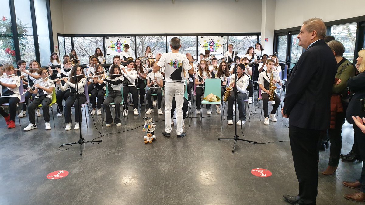 AcCreteil's tweet photo. La cérémonie des vœux 2023 de l'@accreteil est ouverte par le recteur @DanielAuverlot. Les personnels du rectorat y sont accueillis pour assister à un concert joué par des élèves de la classe-orchestre du collège Blanche-de-Castille de La Chapelle-la-Reine (77). https://t.co/rVuehVDMaX