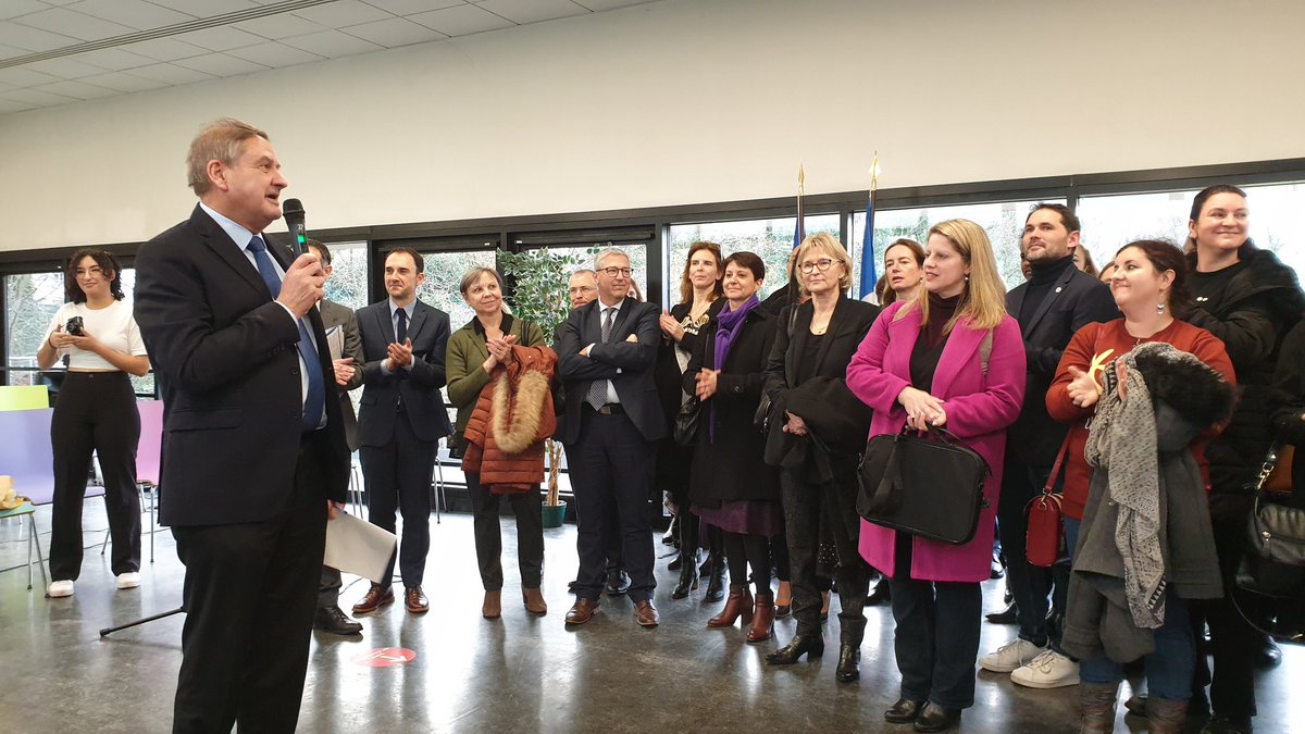 AcCreteil's tweet photo. La cérémonie des vœux 2023 de l'@accreteil est ouverte par le recteur @DanielAuverlot. Les personnels du rectorat y sont accueillis pour assister à un concert joué par des élèves de la classe-orchestre du collège Blanche-de-Castille de La Chapelle-la-Reine (77). https://t.co/rVuehVDMaX