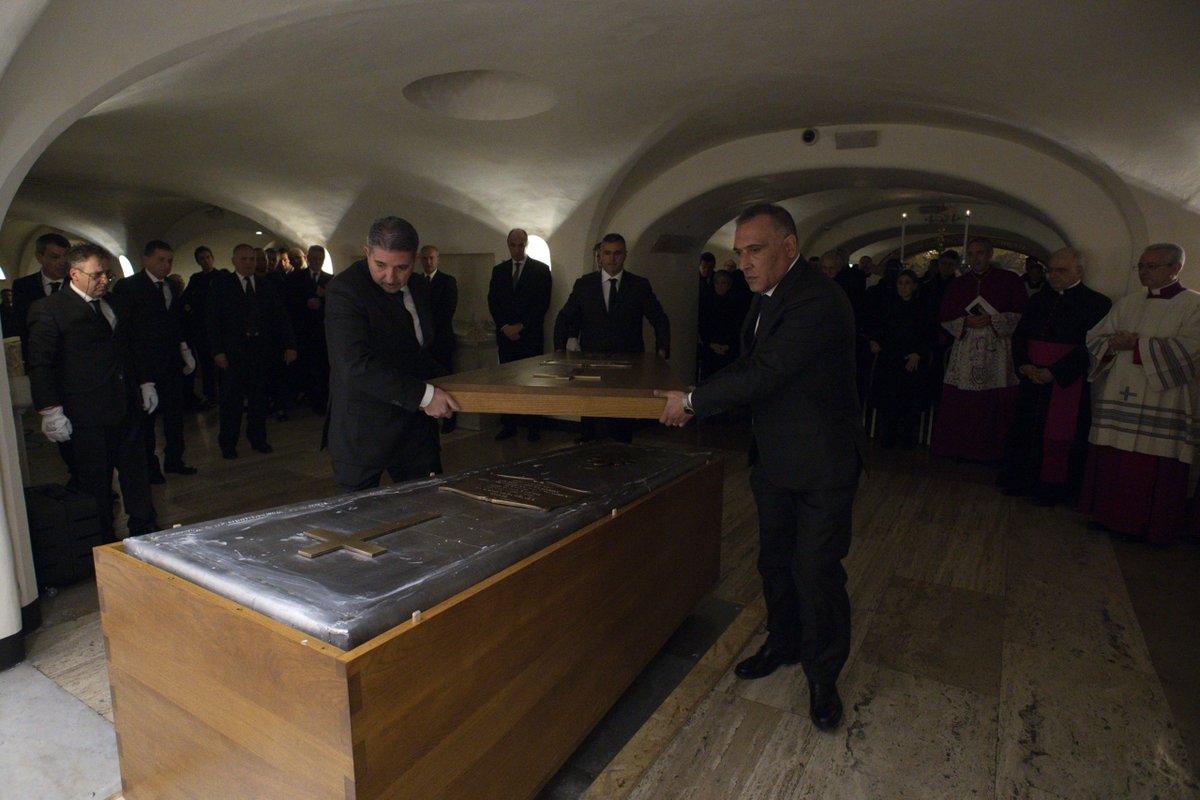 elnuevodiariord's tweet photo. 🙌¡Ya descansa!🙌

Los restos del papa emérito Benedicto XVI, fallecido el pasado sábado con 95 años, ya reposan en la cripta de la basílica de San Pedro del Vaticano.

#ElNuevoDiarioRD #BenedictXVI #Entierros #Religion https://t.co/wQlUKCr9EG