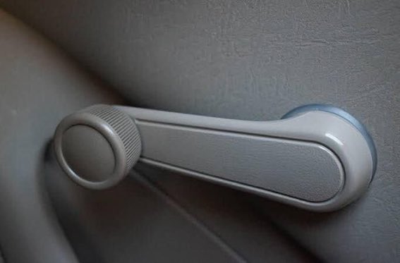 MertensJarne's tweet photo. Kinderen van nu weten niet welke workouts wij deden om het raam in de auto te openen en terug dicht te doen https://t.co/KPuueQJTRU