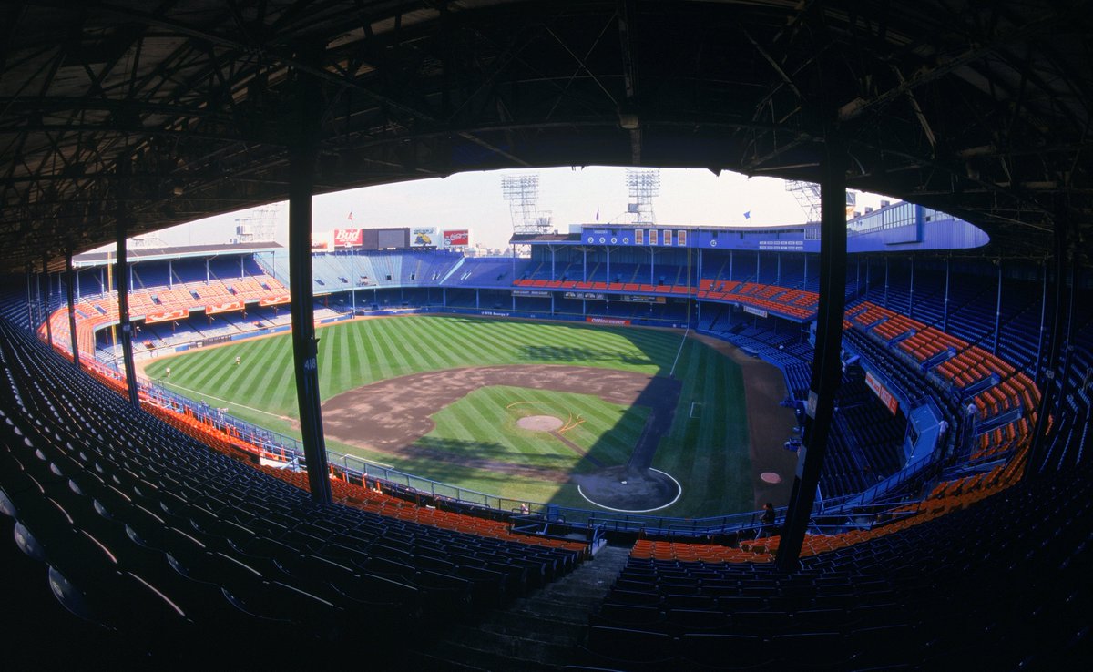 MLB's tweet photo. Thinking of some past stadiums on this #TBT. 

Which old ballpark was your favorite? https://t.co/l4eSiZ3izQ