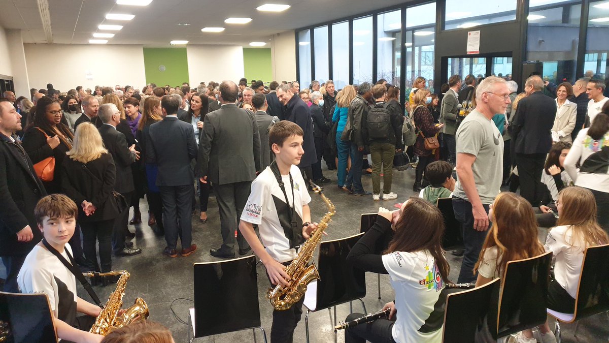 AcCreteil's tweet photo. La cérémonie des vœux 2023 de l'@accreteil est ouverte par le recteur @DanielAuverlot. Les personnels du rectorat y sont accueillis pour assister à un concert joué par des élèves de la classe-orchestre du collège Blanche-de-Castille de La Chapelle-la-Reine (77). https://t.co/rVuehVDMaX