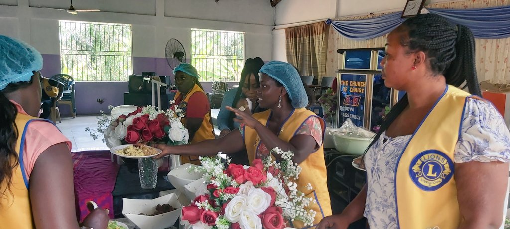 accrazenithlion's tweet photo. Accra Zenith Lions Club feeds people with psychosocial disorders at Dodowa in Ghana. 

#accrazenithlions
#weserve
#kindnessmatters
#relievinghunger2022
#ghanalions
#lionsclubsinternational https://t.co/7zQZWJLxXP